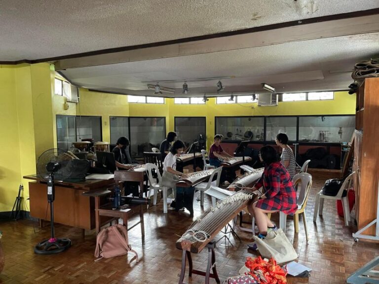 Experiential Lesson of the Japanese Instrument Koto