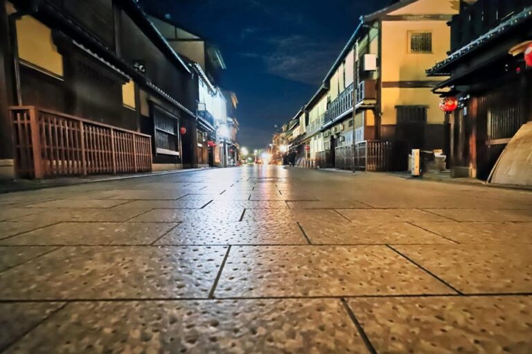 Kyoto: Gion Geisha District Walking Tour at Night