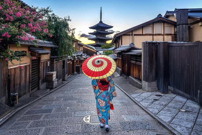 Kyoto Gion Sunset Tour: Gion, Pontocho, Yasaka & Secrets - Tour Experience