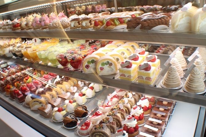 Exploring Everyday Life in Downtown Tokyo Walking With Shiba-Inu - Vibrant Street Markets