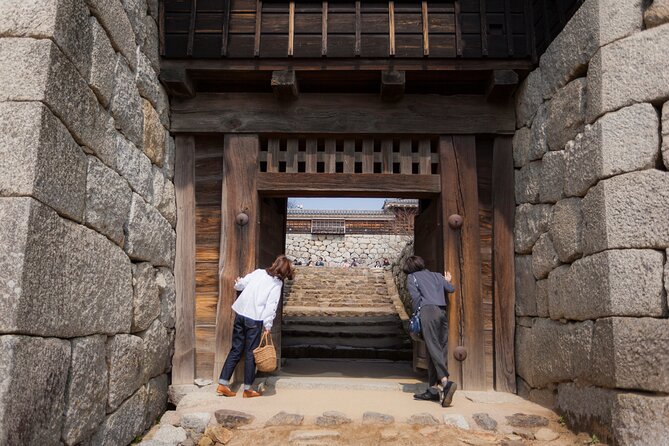 [Town Walk] Stroll Around Matsuyama Castle and Enjoy Local Shopping - Refreshments and Inclusions